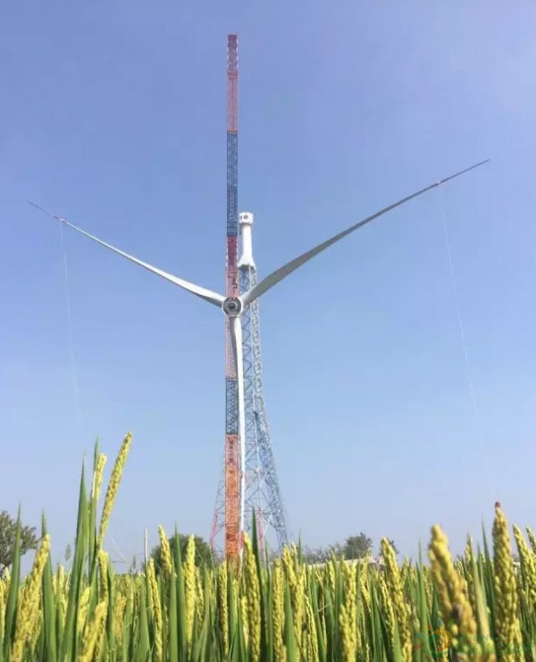 国内首台2mw 120m桁架塔架风力发电机组吊装成功