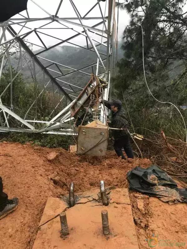 铁塔倒塌,两根地螺弯曲,另两根未弯曲,基础断裂塔脚板及地脚螺栓利用