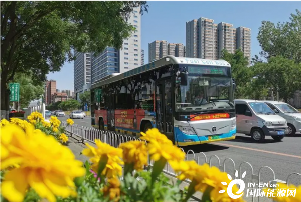图为一辆氢燃料电池公交车在张家口市城市路网运行.通讯员岑屹摄