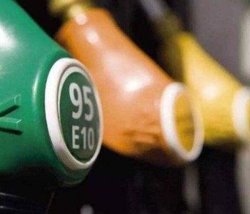 国内汽、<em>柴油价格</em>每吨均降低70元