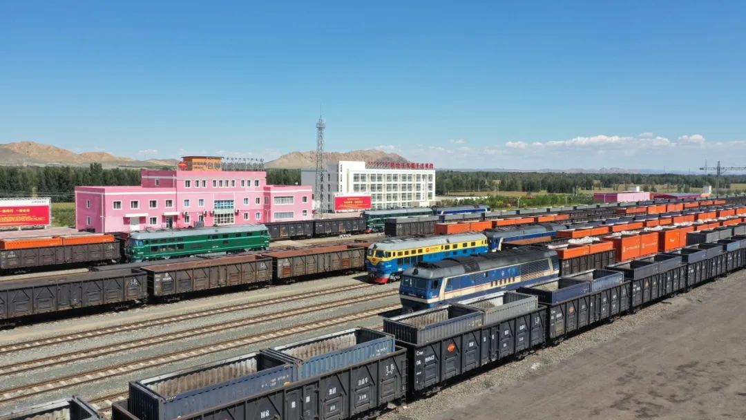 图为进口煤专列在甘泉铁路线金泉站等待前往特默特货场装车为了进一步