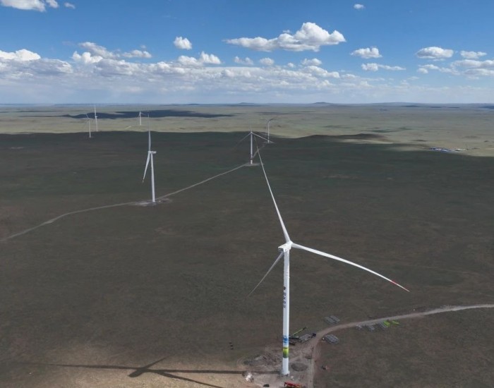 内蒙古阿巴嘎旗两个500MW风电项目同日首台机组<em>并网发电</em>