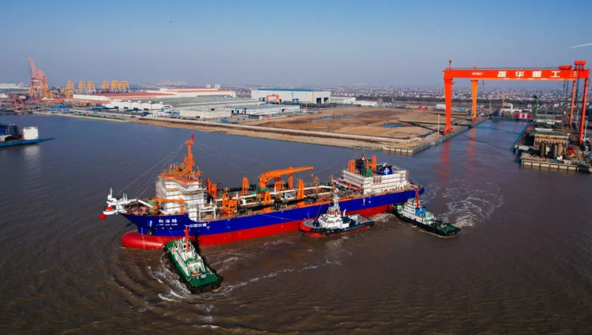 ​12月<em>24日</em>全球最大双燃料动力耙吸式挖泥船下水