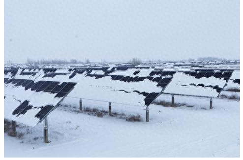 <em>冬</em>日飘雪，新疆的光伏板怎样发电？