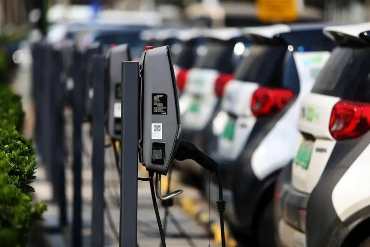 《广东<em>佛山</em>市电动汽车充电服务调查报告》发布，超八成用户每周充电3次以内
