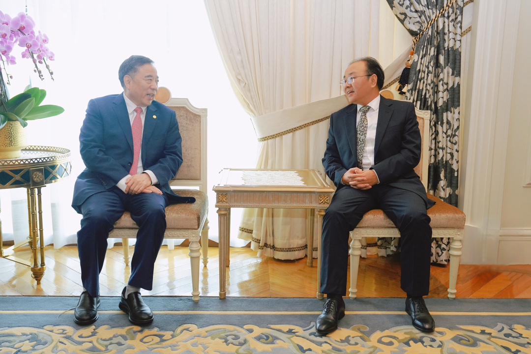 宋海良与中国驻马来西亚<em>大使</em>欧阳玉靖会谈