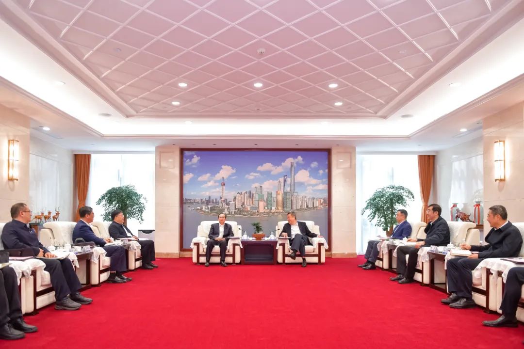 江毅与中国船舶党组书记、董事长温刚举行会谈
