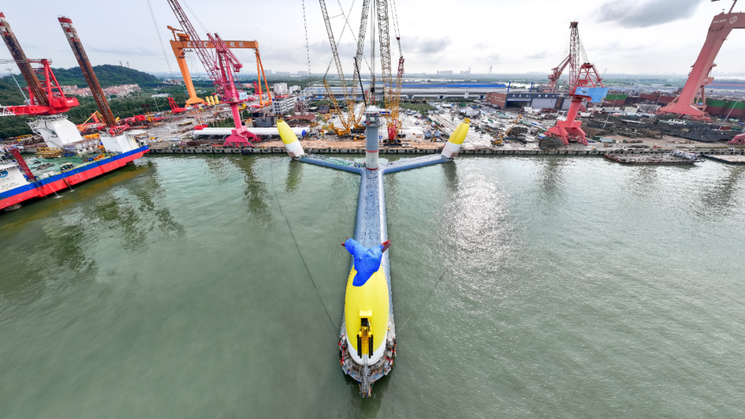 全球单机容量最大漂浮式风电平台吊装塔筒
