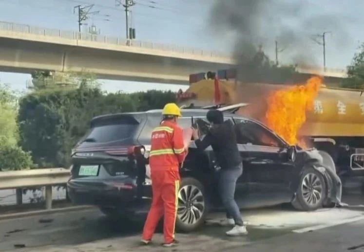 M7汽车碰撞后起火导致三人死亡