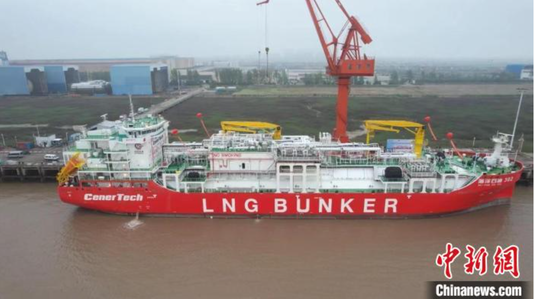 首艘12000方LNG运输加注船交付