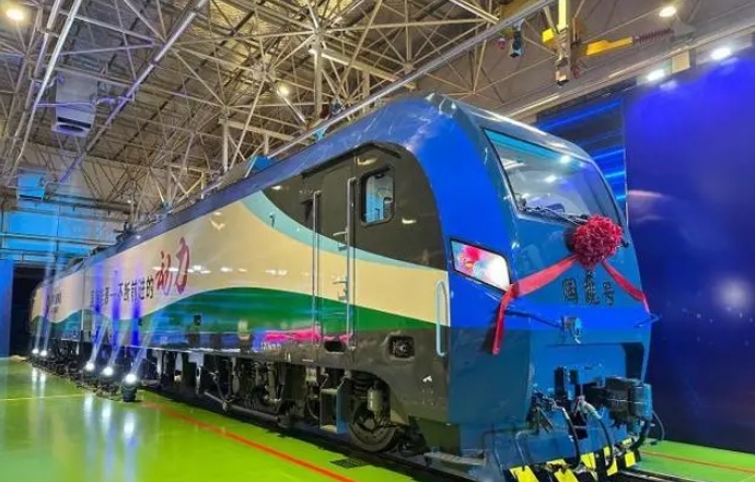 中国首台新型智能重载电力机车下线