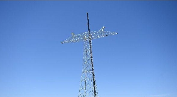 “疆电入渝”特高压工程送电端首基铁塔组立