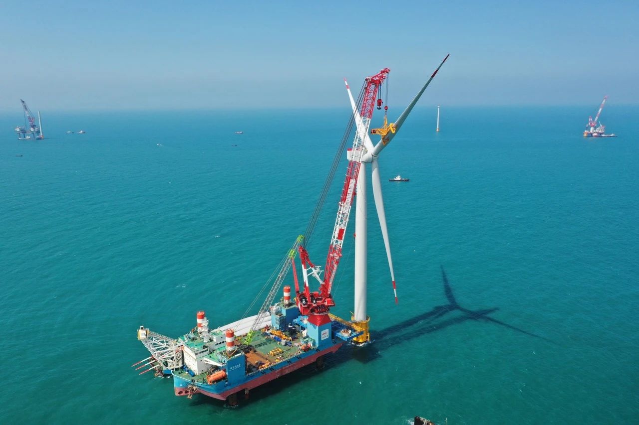 全球單機容量最大海上風電機組進行吊裝