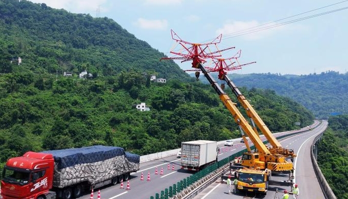 成渝地区首次应用“移动式伞形跨越架”完成输电线