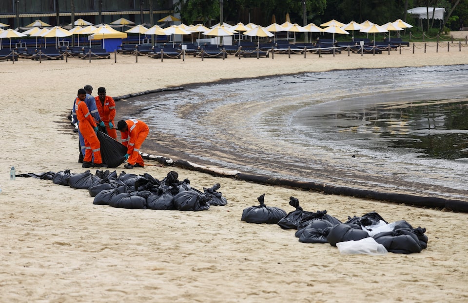 新加坡加强漏油清理工作，防止漏油蔓延至沿海地区