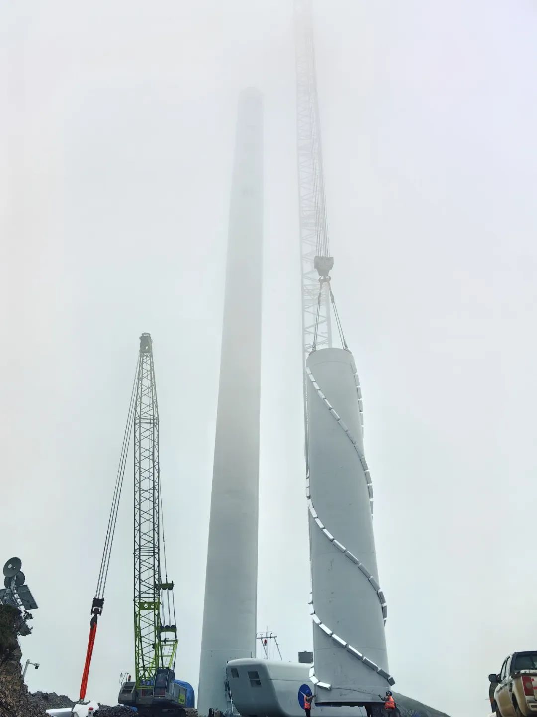 华能昭觉龙恩二期风电项目首套塔筒顺利完成吊装