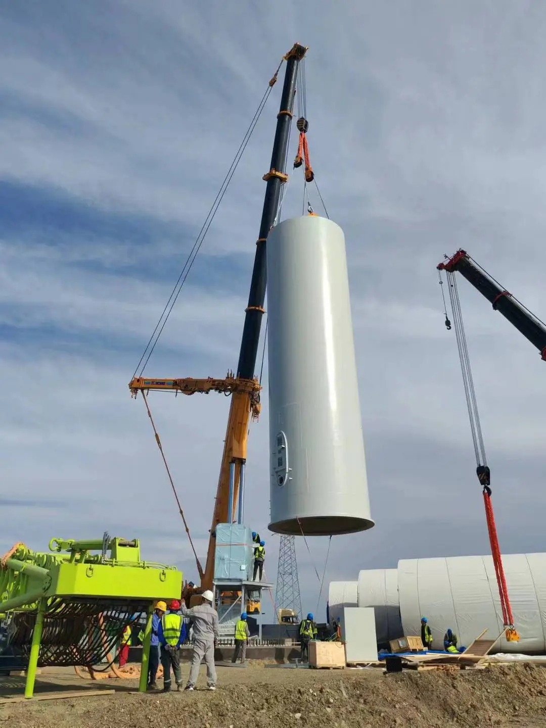 【工程动态】大唐塔城老风口25兆瓦（100兆瓦时）储能项目配套100兆瓦风电项目首套塔筒顺利吊装