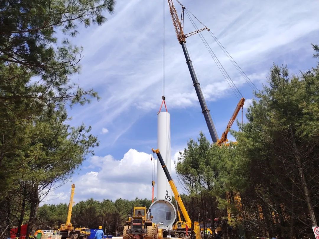 300MW！云南会泽县金钟风电场一期工程项目（南片区） 塔筒顺利吊装完成