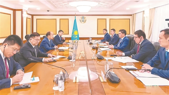 哈萨克斯坦总理别克捷诺夫会见戴厚良