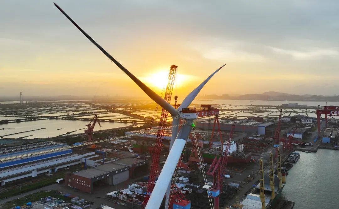 全球单体容量最大漂浮式风电平台吊装完成