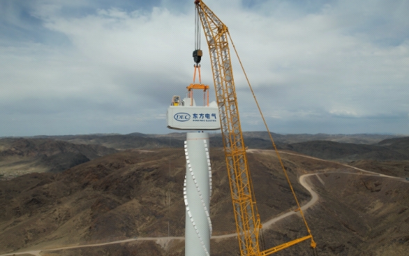 东方电气木垒100万千瓦风电项目首台机组完成吊装