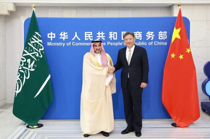 王文涛部长同沙特对华经济合作事务负责人、沙特公共投资基金总裁、沙特国家石油公司董事长鲁梅延举行会谈