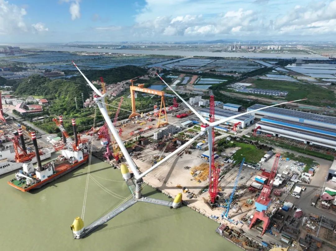 “中建超韧”助力全球最大容量漂浮式风电平台“OceanX明阳天成号”启航