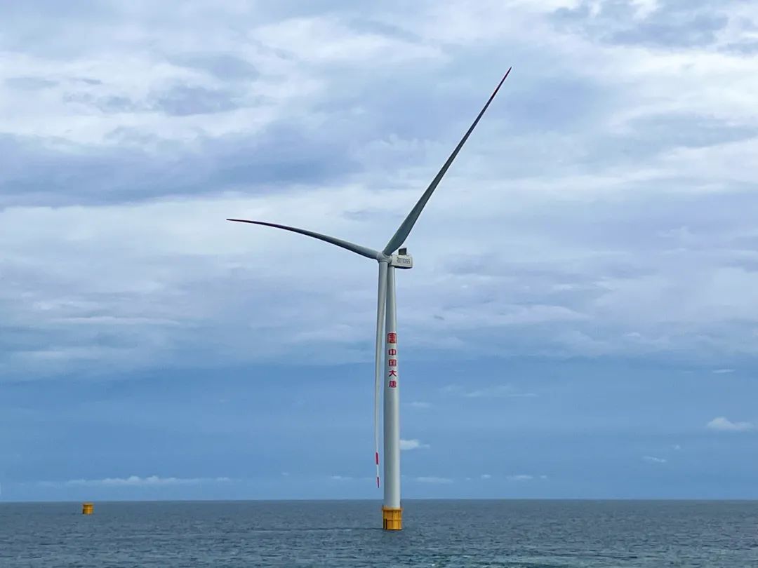 大唐海南最大海上风电项目首台10MW机组吊装成功！