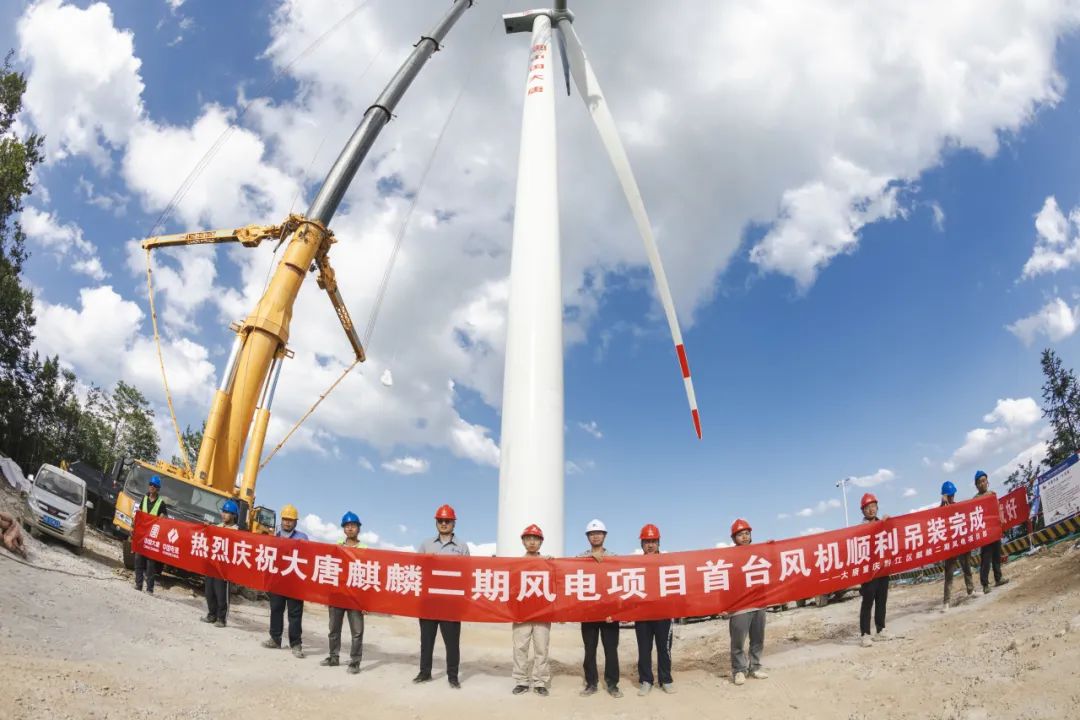 云南麒麟风电二期项目首台机组顺利完成吊装