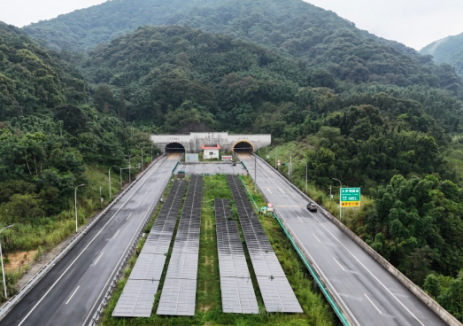 广西首个“交能融合”零碳供能高速公路项目并网发电