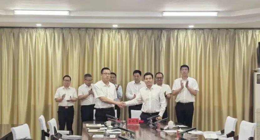 中国能建万明忠与和田地区行署座谈并见证战略签约