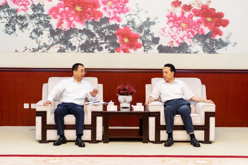 國家能源集團黨組書(shū)記、董事長(cháng)鄒磊與國鐵集團黨組書(shū)記、董事長(cháng)郭竹學(xué)舉行會(huì )談