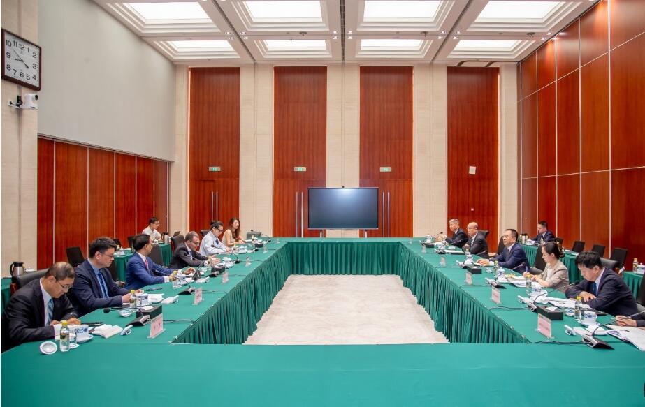 国家能源集团董事长邹磊会见卢森堡驻华大使卢睿朗一行