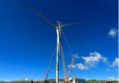 海拔4700米！西藏在建最大風力發電項目首臺風機吊裝完成