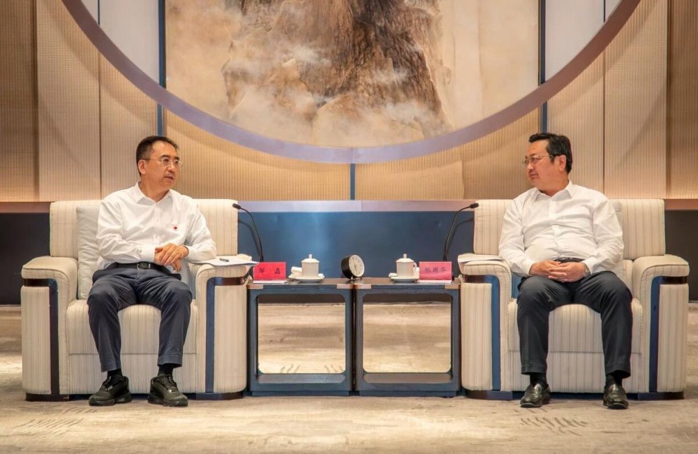 邹磊与雄安新区党工委书记、管委会主任张国华举行工作会谈