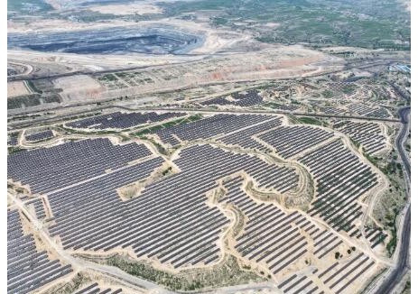中国能建山西电建承建的中煤平朔160兆瓦<em>光伏发电</em>项目全容量并网发电