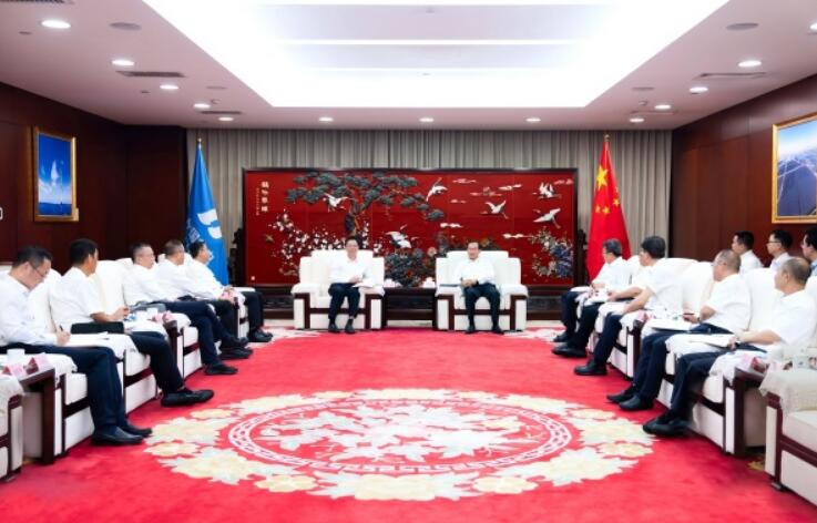 中国华电江毅与哈电集团董事长、党委书记黄伟举行会谈