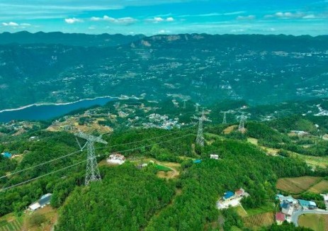 我國首條以輸送“沙戈荒”<em>新能源大基地</em>電量為主的特高壓通道投產(chǎn)送電