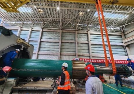 國內(nèi)在建最大燃?xì)怆姀S發(fā)電機(jī)轉(zhuǎn)子穿裝成功