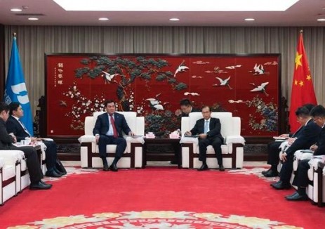 江毅与哈萨克斯能源部部长阿肯热诺夫举行会谈