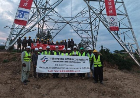 巴基斯坦達蘇765千伏<em>輸電線路</em>首基鐵塔組立