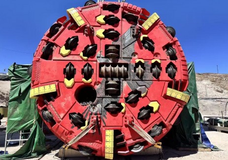 萊索托波利哈利輸水隧洞建設(shè)項(xiàng)目“大禹·雪盾號”<em>TBM刀盤</em>安裝完成