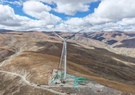 华能在藏首个风电项目完成首台风机吊装