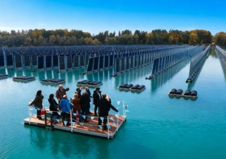 德国推出“世界首个”垂直浮动太阳能发电厂