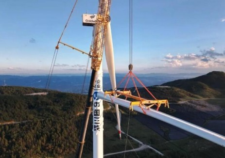 湖北<em>齊岳山風(fēng)電場(chǎng)</em>“以大代小”改造項(xiàng)目首臺(tái)風(fēng)機(jī)吊裝完成