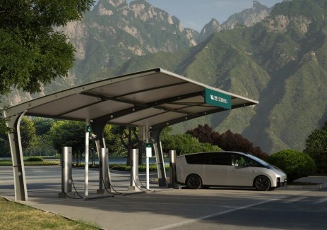 理想累计建成2万根超充桩,超充站超3600座