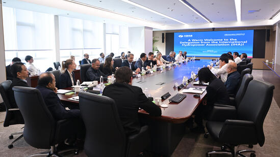 水电五局党委副书记、总经理张勇与国际水电协会代表团一行交流座谈