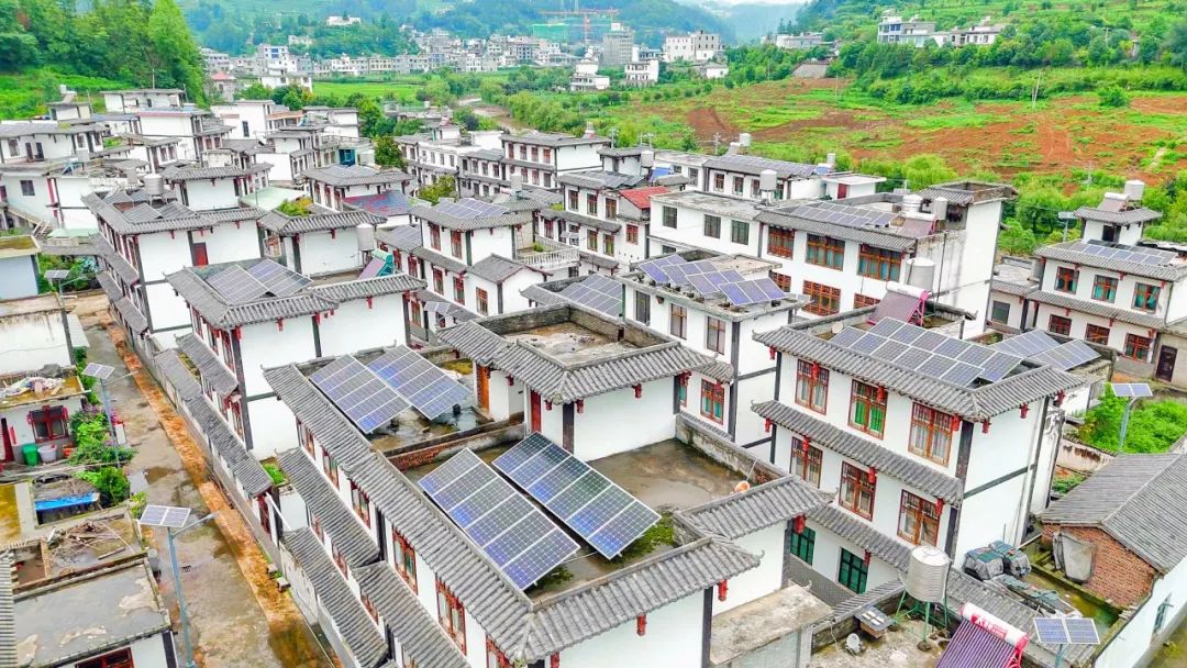 贵州省六盘水盘州市羊场乡纳木村的屋顶光伏.jpg