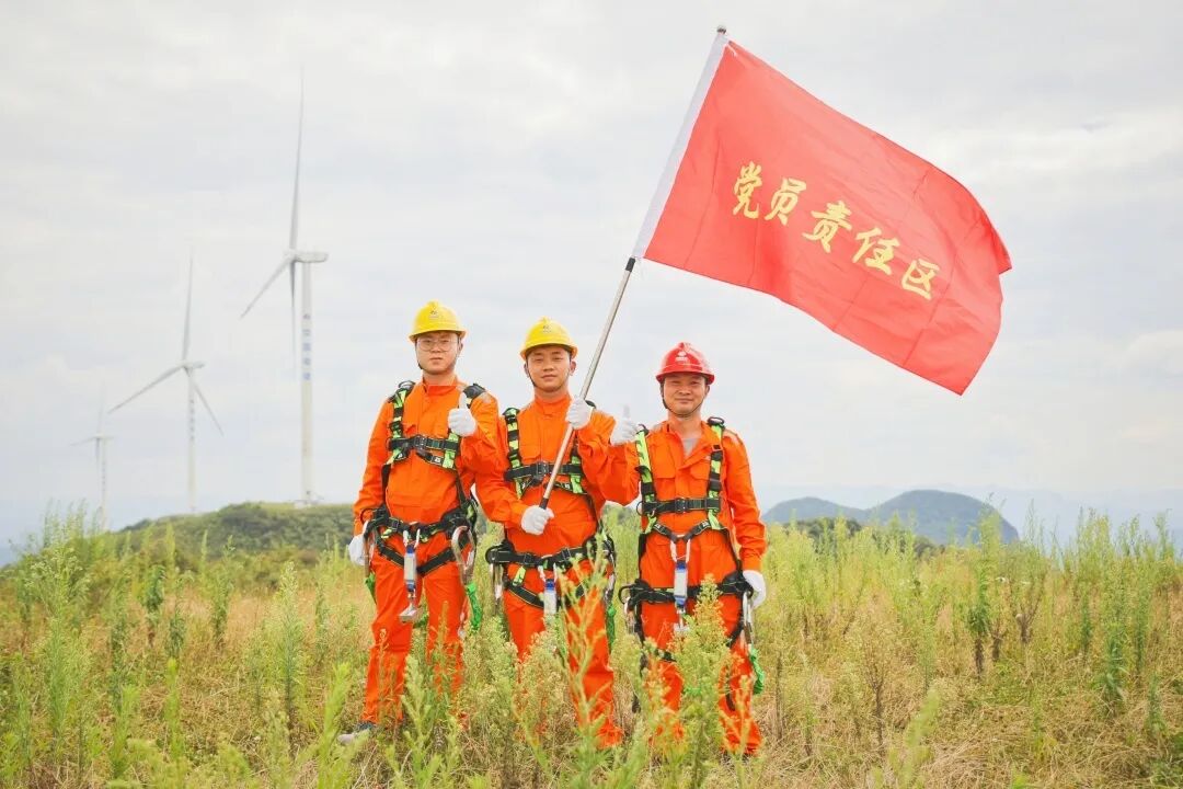 贵州分公司 党员对风机进行维护_副本_副本.jpg