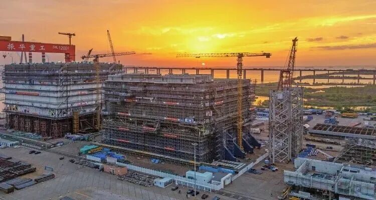 海上换流站是一座7层钢结构平台，总重2.7万吨。 （蔡思浩 摄）.jpg